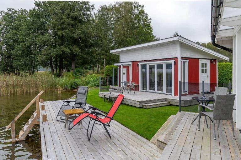 Fully equipped vacation home with BBQ, yard & patio | Pets allowed — photo 3