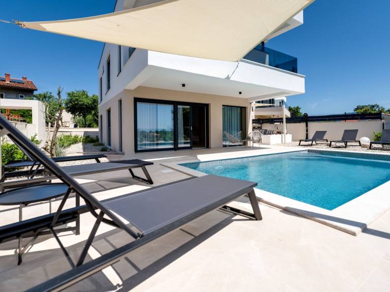 Vacation home with BBQ, yard & private pool — photo 4