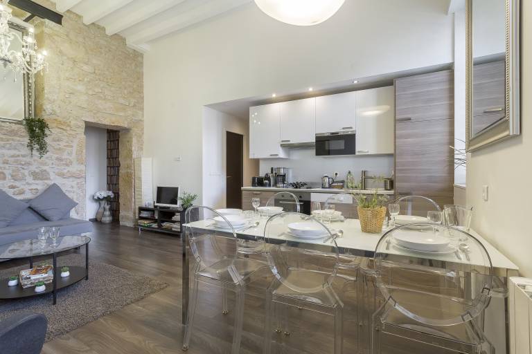 Family-oriented beautiful rental apartment | Next to Place Sathonay | Garden view | Dogs allowed — photo 3