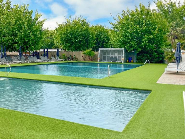 Children-friendly mobile home with heated pool & patio | Pets allowed — photo 3