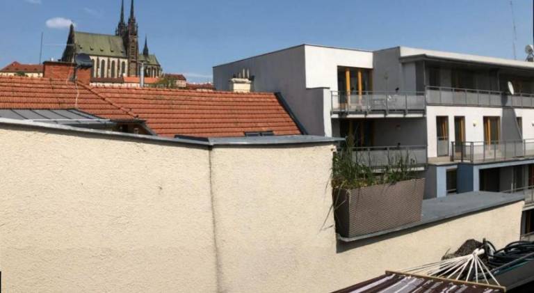 V centru mesta s vyhledem na Petra, a parkovani in Brno