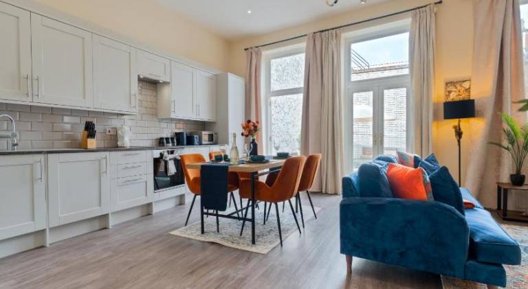 Spacious Luxury 2 Bedroom City Centre Apartment with Terrace & High Ceiling — photo 3