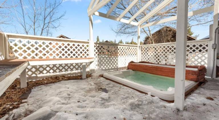 Vacation home with hot tub | Pets allowed — photo 4