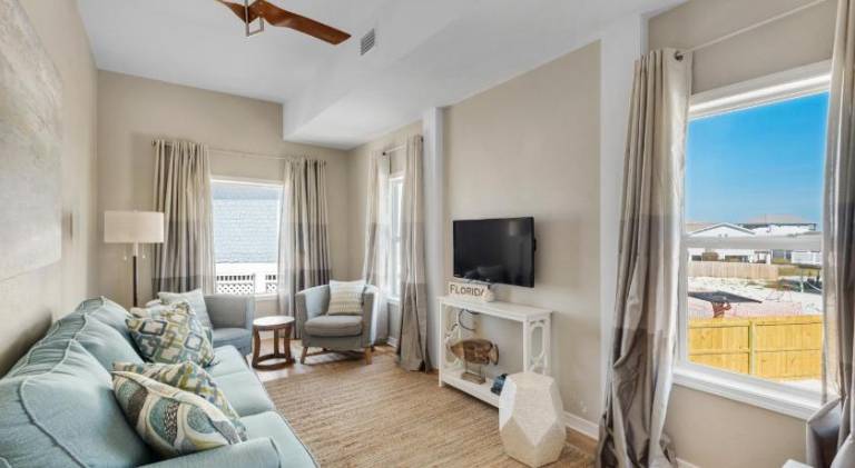 Charming vacation home with pool | Beach nearby | Pets are welcome — photo 2
