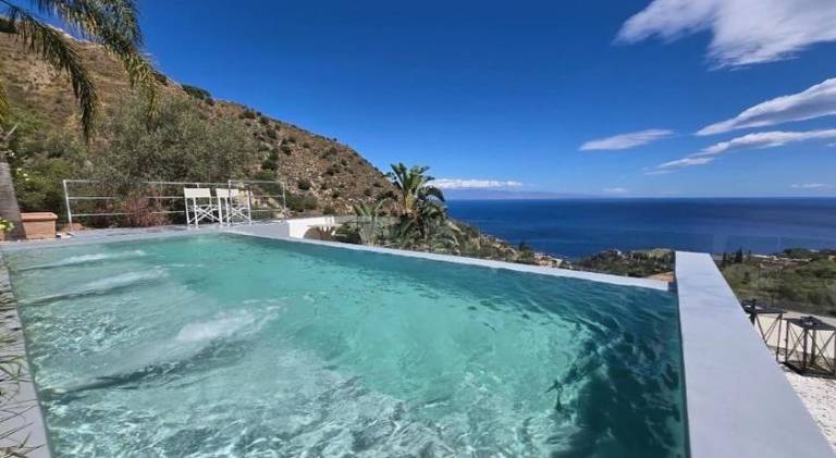SUITE APARTMENTS BRANCO - Infinity Pool & Sea View - 15 minuti a piedi dal centro in Letojanni