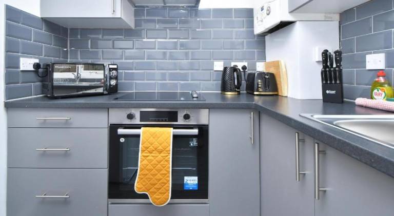 Lily House by YourStays - Cosy 3 Bedroom House in Crewe — photo 4