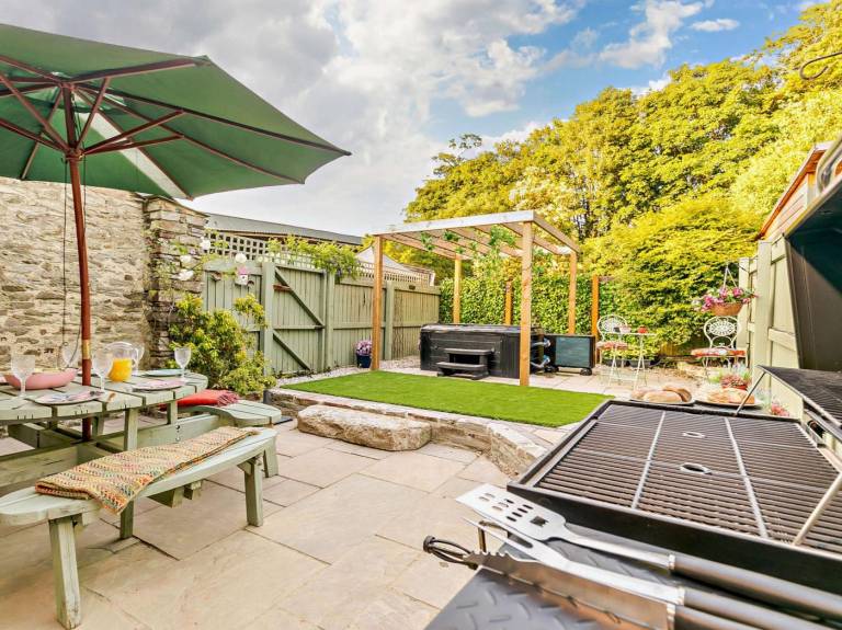 Charming cottage with barbecue, hot tub & patio | Pets are welcome — photo 3
