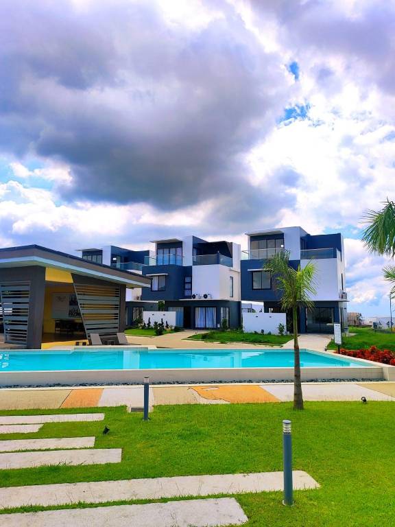 Vacation home with pool, yard & barbeque — photo 3