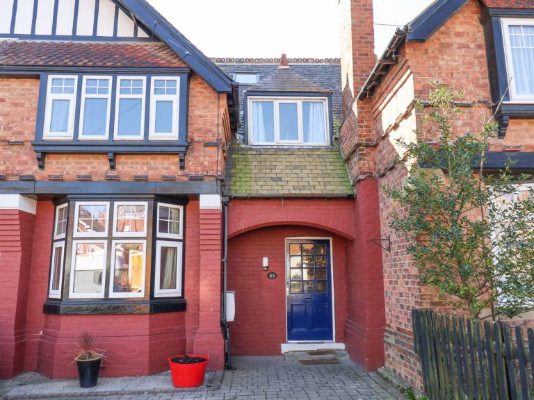 Family-friendly pleasant cottage with garden | Beach view | Pet-friendly in Whitby