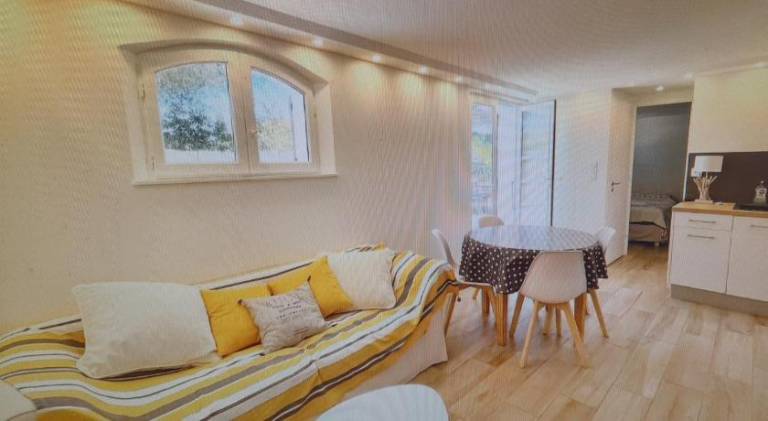 Holiday apartment with patio & pool | Pet-friendly — photo 2