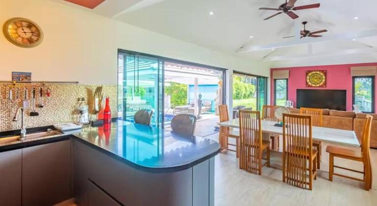 Beautiful villa with pool & hot tub | Pets allowed — photo 4