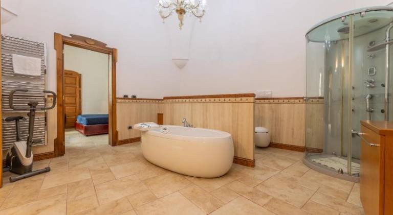 Villa with pool & hot tub — photo 3