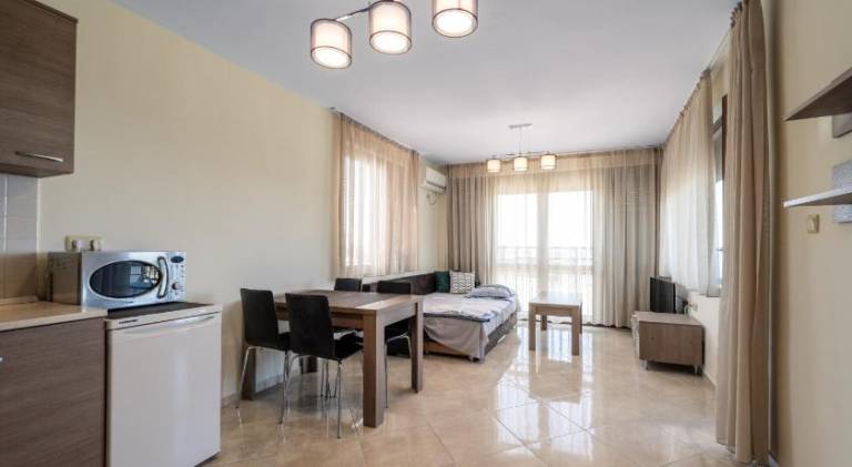 Serviced apartment with garden, terrace & pool — photo 3