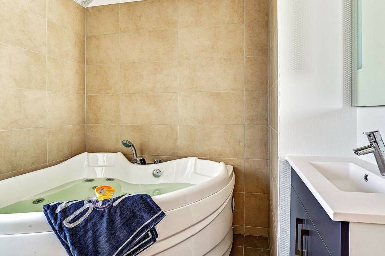 Fully equipped lovely vacation home with sauna, patio & jacuzzi | Pet-friendly — photo 5