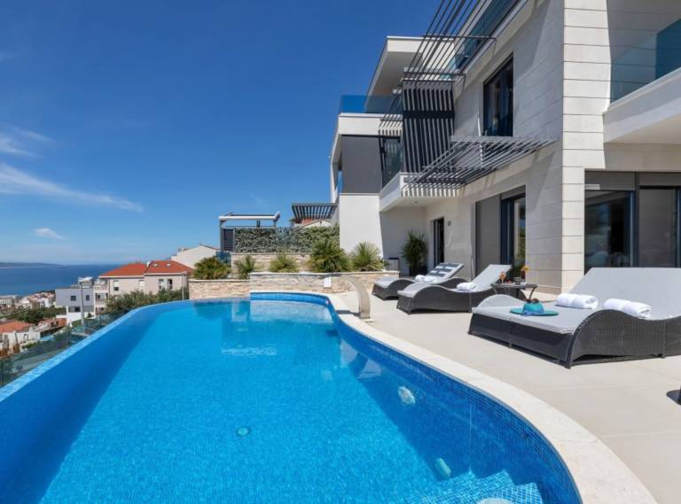 Fully equipped ample villa with private pool, yard & jacuzzi | Water view | Pets are welcome — photo 3