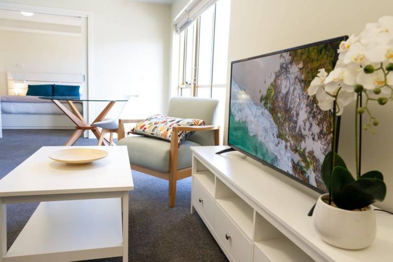 Spacious City Stay Near Lygon Street Dining