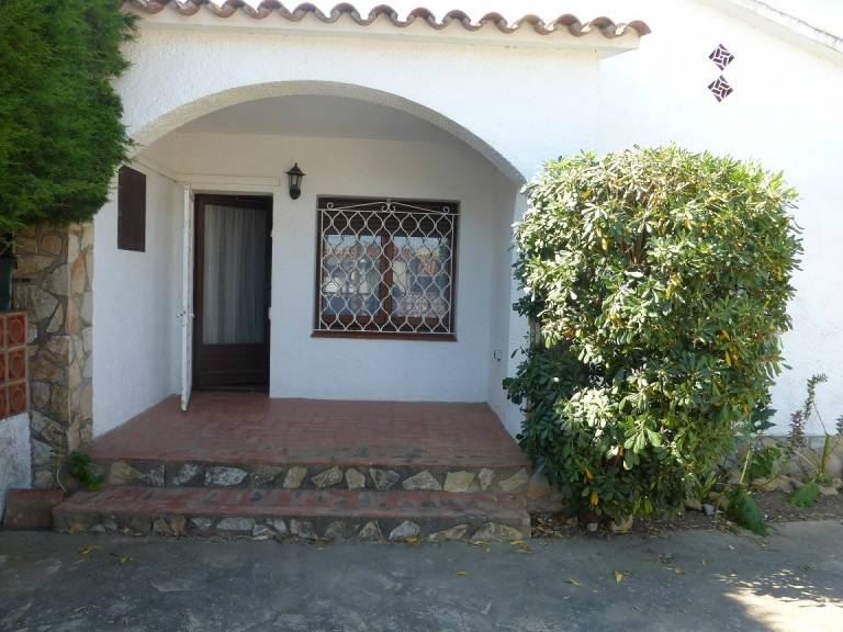 Villa with garden, terrace & barbecue | Mountain view in L'Escala