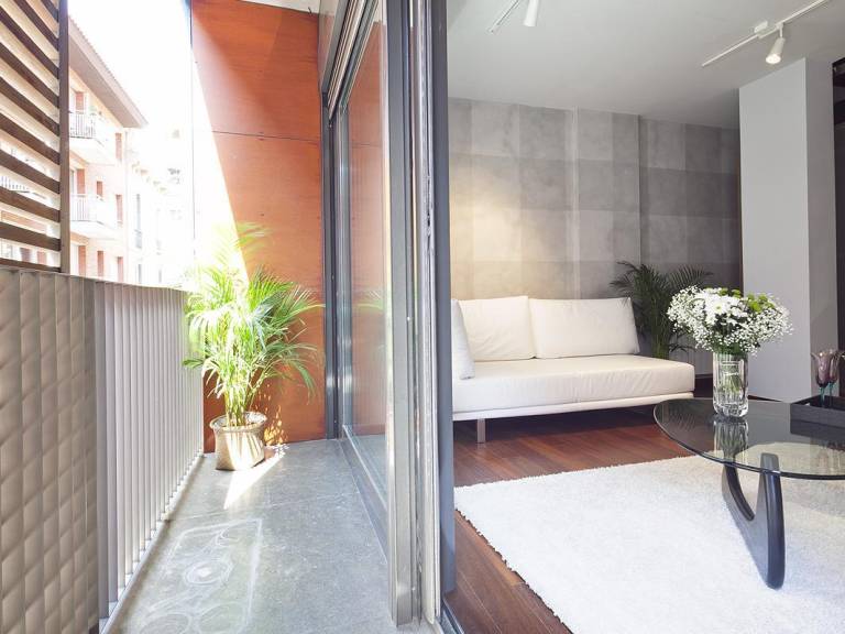 Rental apartment with patio, yard & pool | Near Park Güell — photo 4