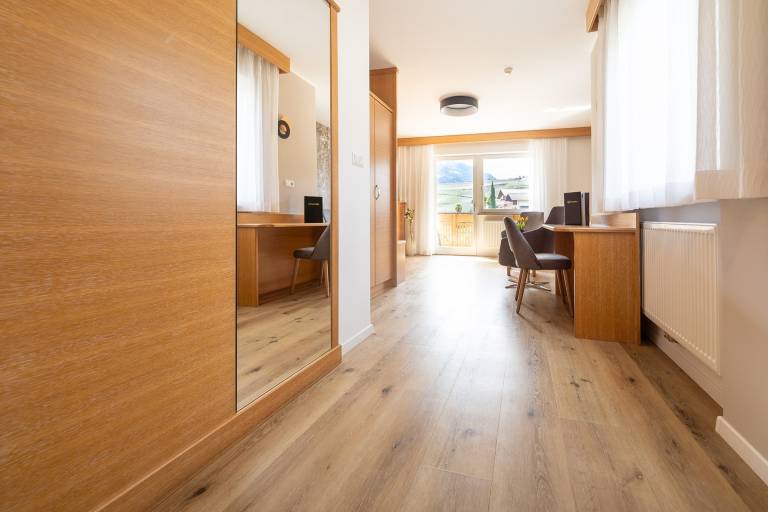 Dedicated room with garden, pool & terrace | River view — photo 4
