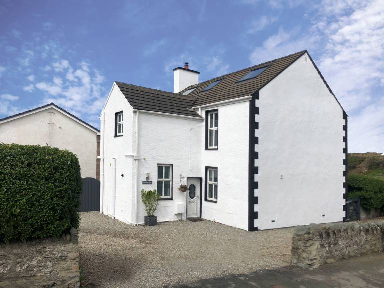 Cottage with hot tub & yard | Beach view in Holyhead