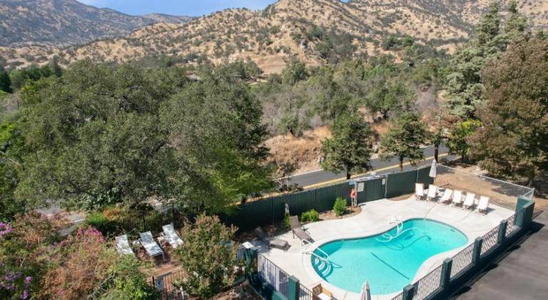 Vacation home with pool — photo 2