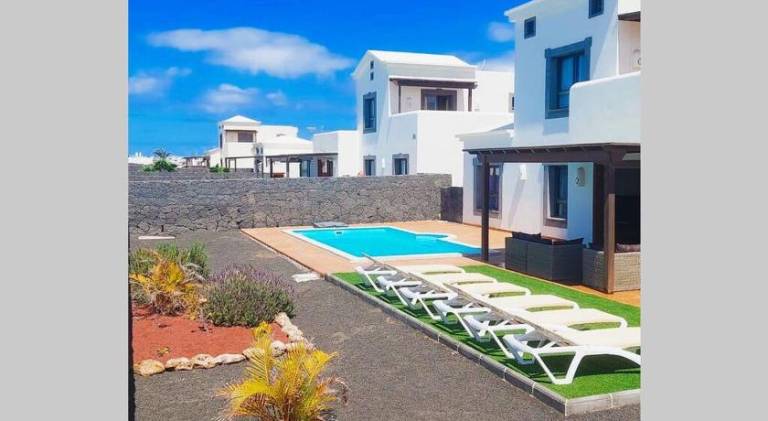 Villa with private pool, yard & patio — photo 4