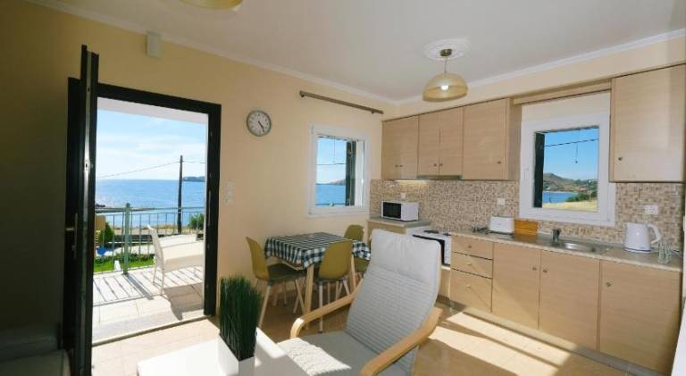 Rental apartment with yard & patio | Beach nearby | Pets allowed — photo 3