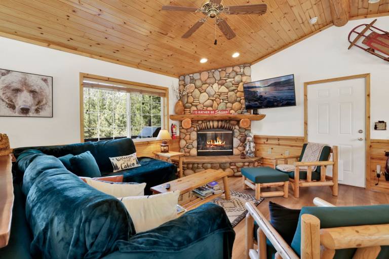 Cabin with grill, patio & jacuzzi | Mountain view — photo 4