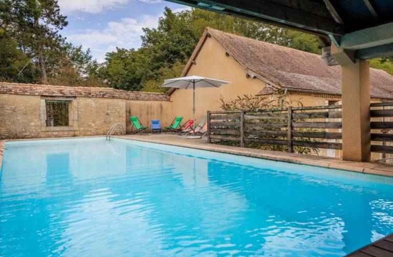 La Petite Cour – Spacious House with Shared Pool in the Heart of Périgord in Périgueux