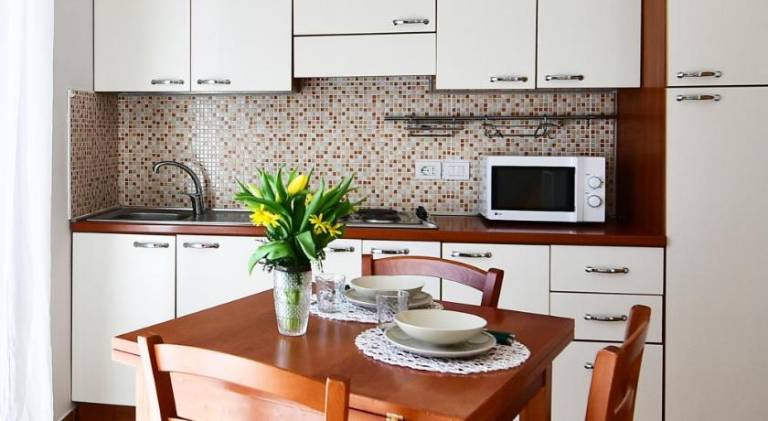 Serviced apartment with garden & patio — photo 3