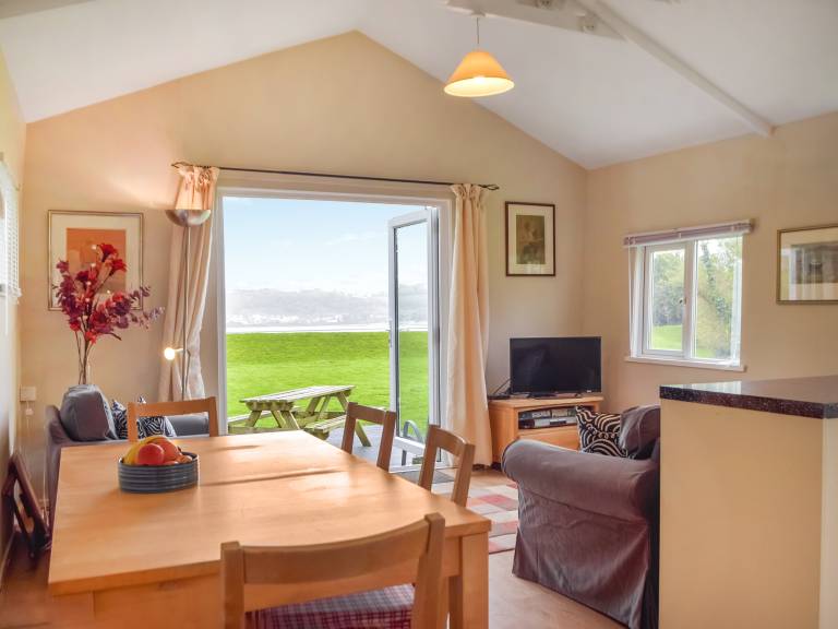 Cottage with yard | Beach view — photo 3