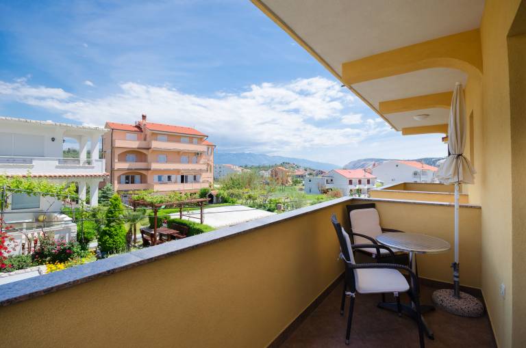 Holiday apartment with yard & barbecue | Garden view in Rab