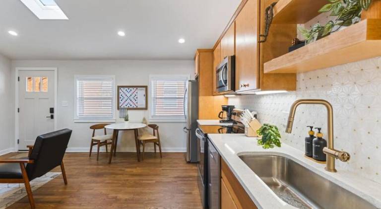 Mid-Century Modern Nashville Condo Near Restaurants, Coffee and Bars — photo 2