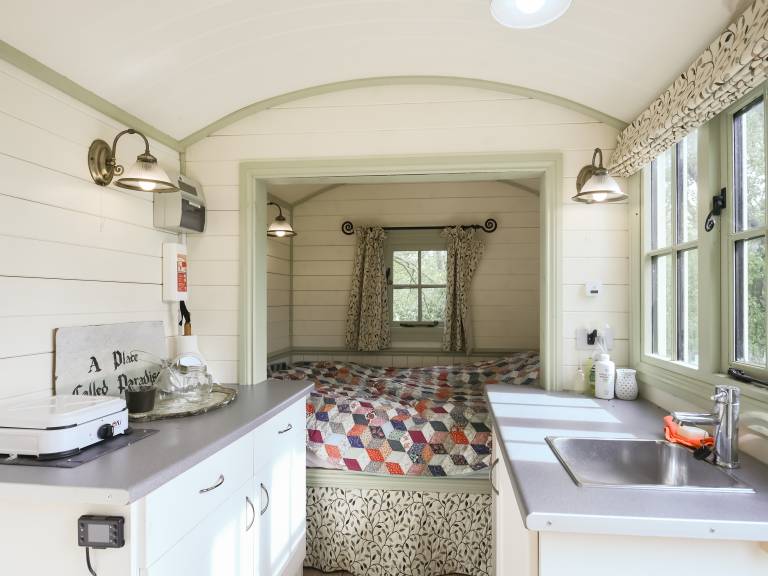 Cottage with yard — photo 4