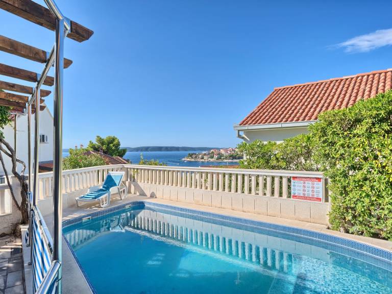 Rental apartment with pool, patio & grill — photo 3