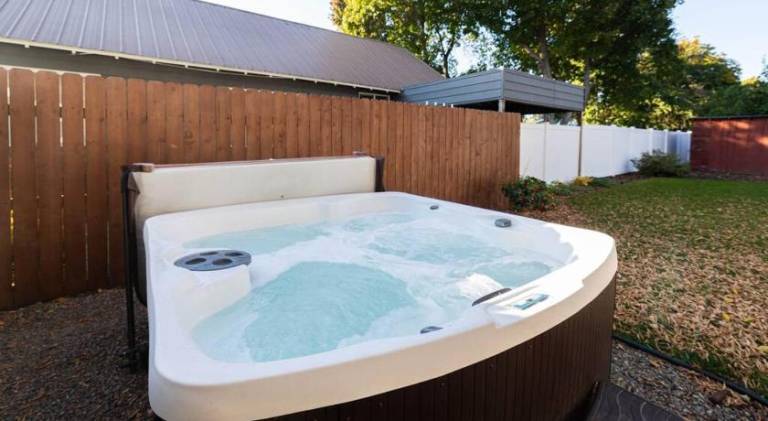 Vacation home with hot tub | Dogs allowed — photo 4