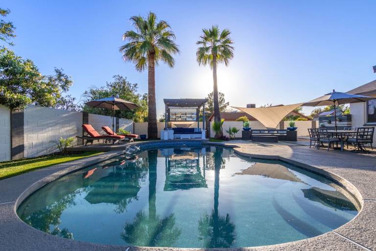 Kings Lux Escape Free Htd Pool Cabana BBQ Firepit