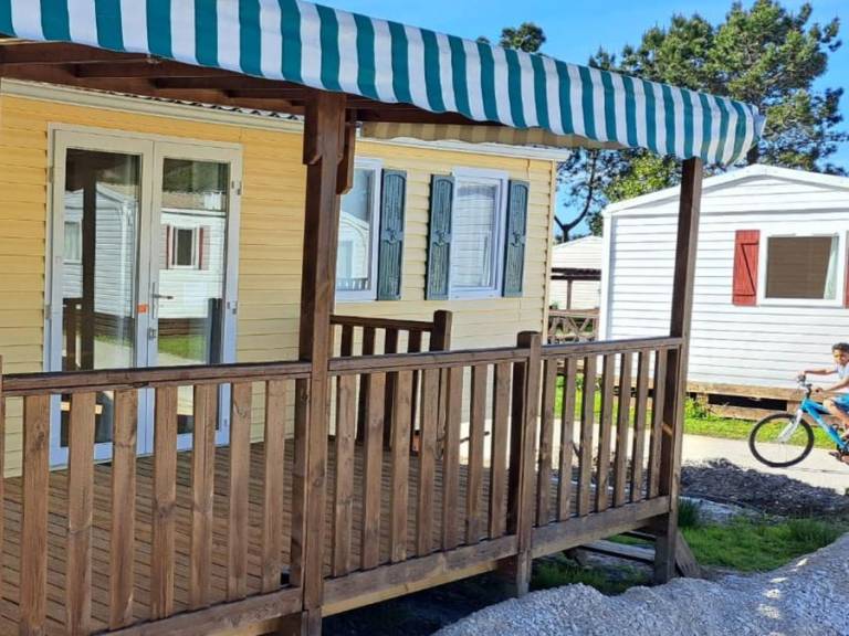 Mobile home with pool | Garden view — photo 5