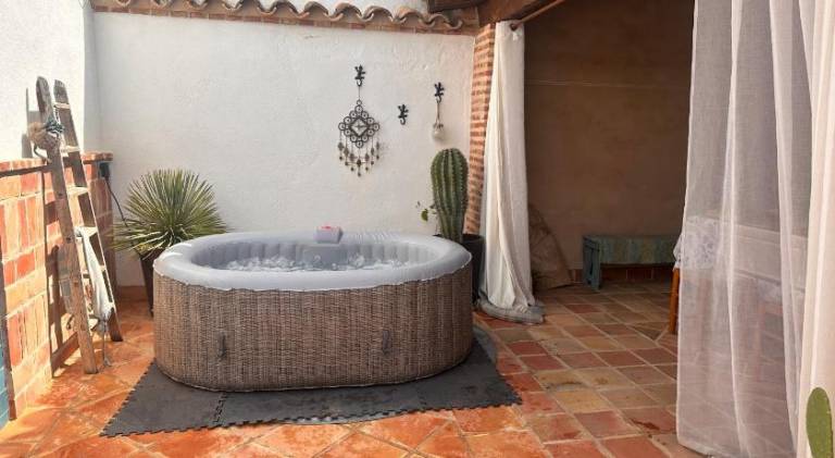 House with hot tub, yard & patio — photo 3