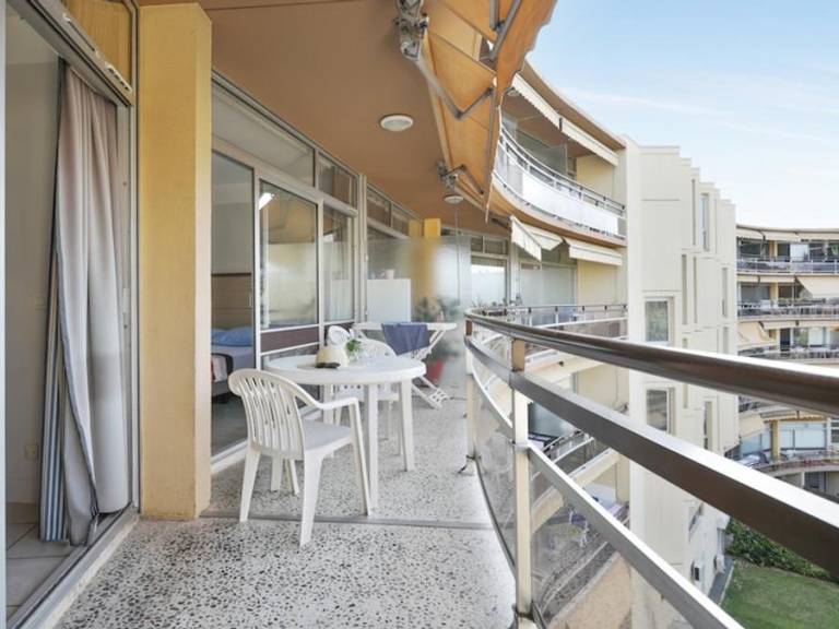 Apartment with pool — photo 4