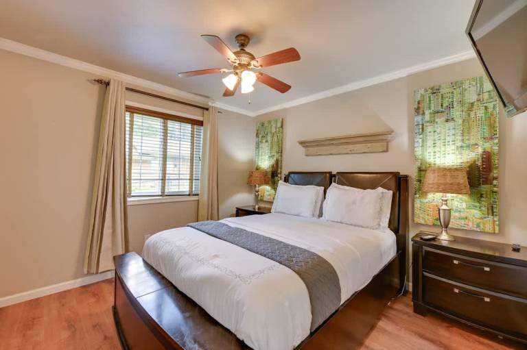 Luxury-Cozy 2BR Apartments Near SFA — photo 3