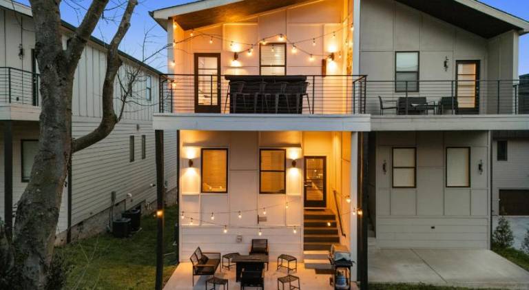 Nash House & Bars of Broadway with Patio Bar and Views! 8min Downtown! Sleeps 12! in Nashville, TN