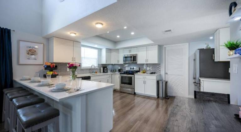 Huge Loft Style 3BR - KING Bed, Pool, WiFi, Washer & Dryer, AC, Free Parking -- IDEAL FOR Medical, B — photo 2