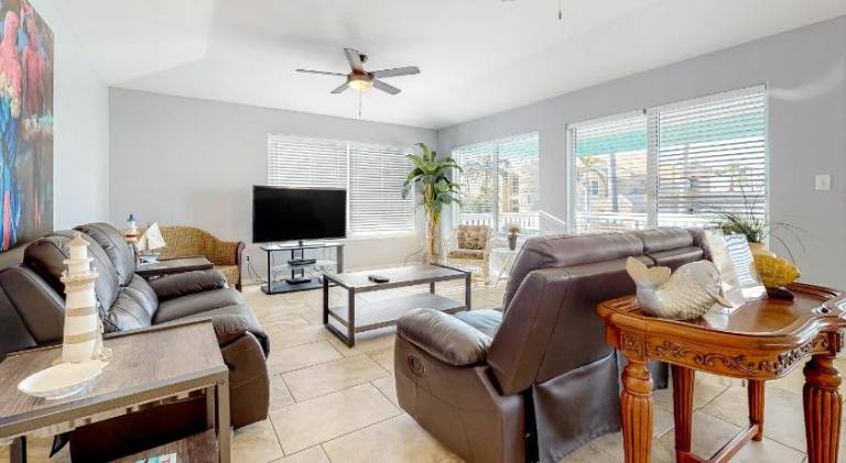 Vacation home with jacuzzi & pool | Pet-friendly — photo 3