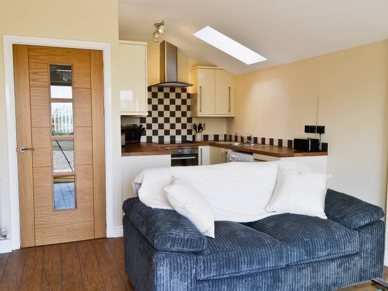 Family-friendly lovely cottage with yard, hot tub & barbeque | Pets allowed — photo 5