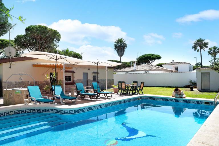 Holiday Home "Chalet Los Paul" with Private Pool & Wi-Fi in Chiclana de la Frontera