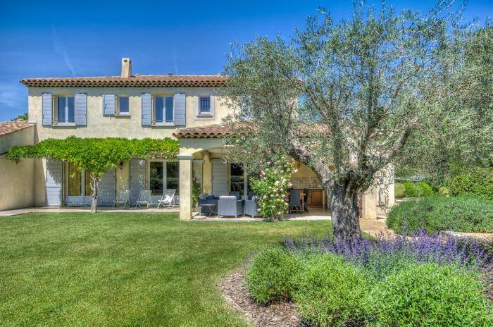 Villa with grill, terrace & garden | City view — photo 2
