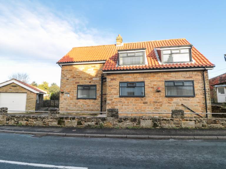 Cottage with garden | Beach view in Whitby