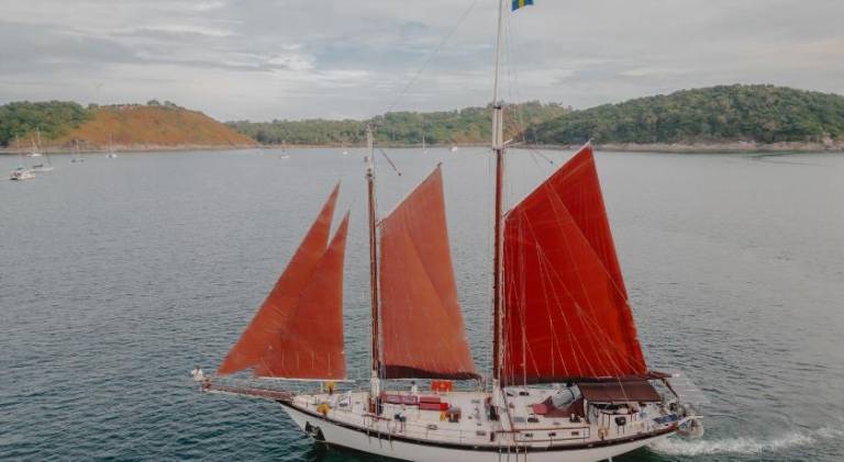 Boat with 1 room for 2 persons in Mai Khao