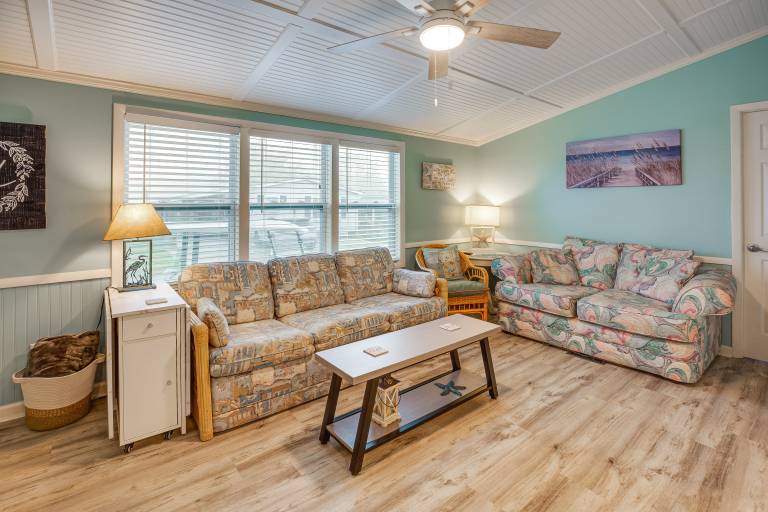 Walk to Shore! Surfside Beach Gem w/ Game Courts — photo 4